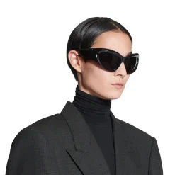 Wrap D-frame Sunglasses in Black